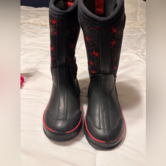 Bogs size 12 kids - black rubber with red creepy crawly (spiders) preloved - Picture 4 of 7